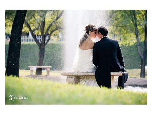 Novios en la banca frente a la fuente