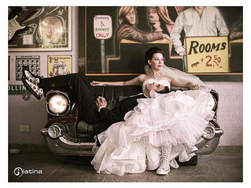 Novios sentados en auto en forma de sillón