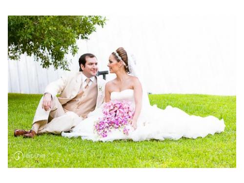 Novios sentados sobre el césped