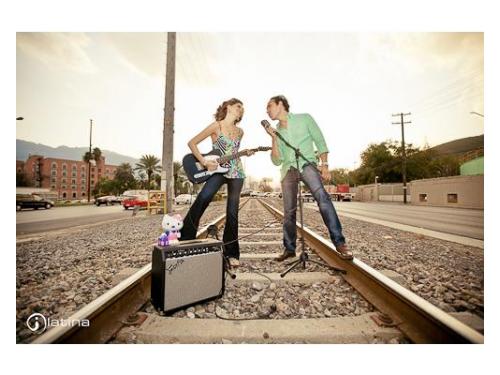 Novios en vías del tren cantando