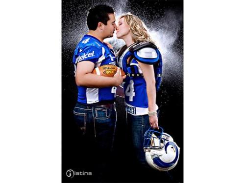 Novios con atuendos de football americano