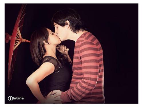 Beso de los novios con fondo negro