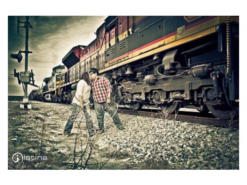 Beso de los novios junto al tren