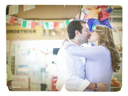 Beso de la feliz pareja