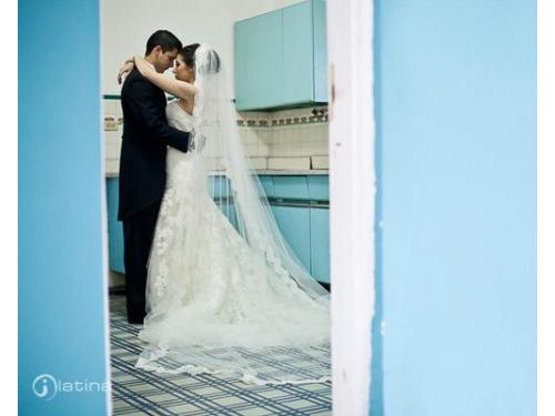 Novios abrazados en la cocina