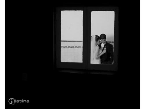 Novios através de la ventana