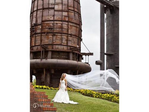 Novia con velo volando