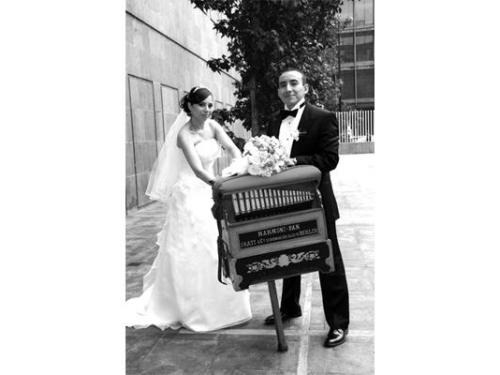 Novios con organillo