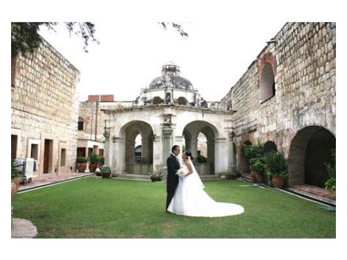 Novios en paisaje colonial