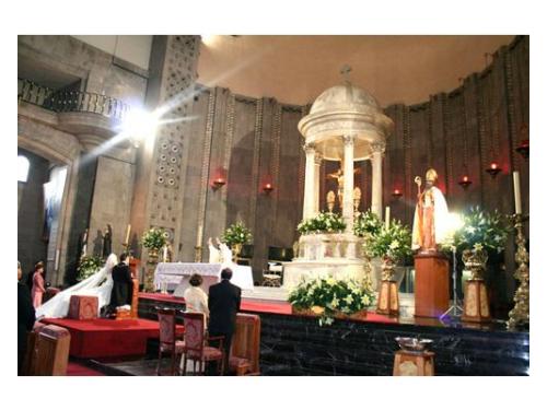 Novios en altar