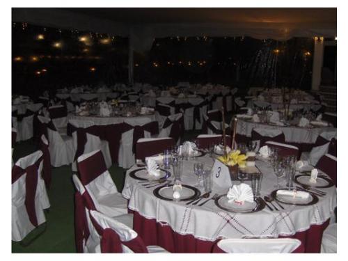 Maravilloso montaje con mantelería en color vino