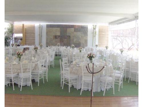 Elegante montaje de sillas tiffany en color blanco