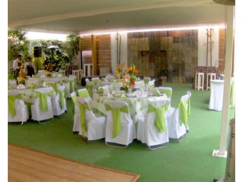 Montaje con sillas cubiertas