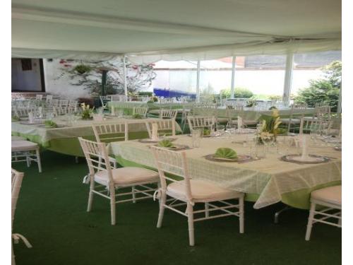 Montaje de mesas cuadradas