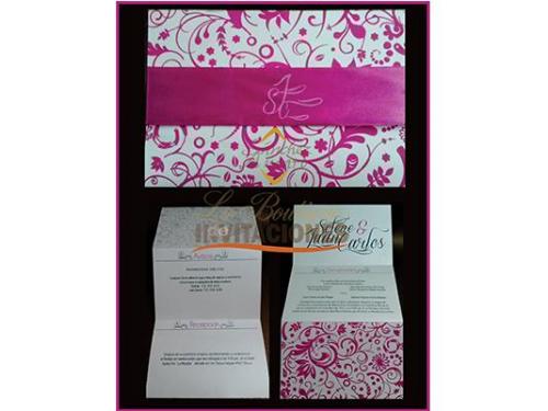 Invitación con ornamentos rosa