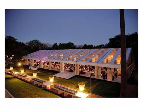 Montaje con carpa en el jardín