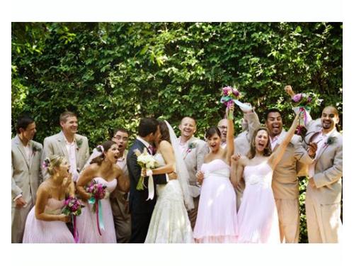 Novios con sus invitados