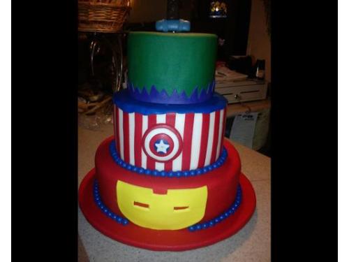También contamos con pasteles temáticos, como deliciosos súper heroes