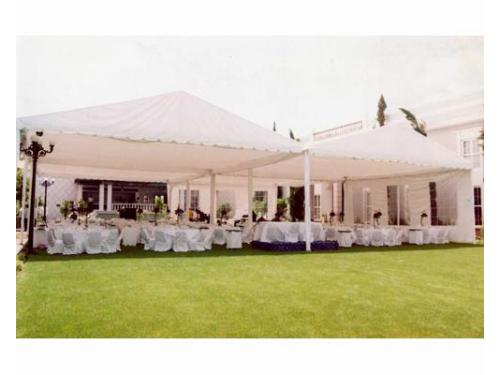 Montaje con carpa en el jradín