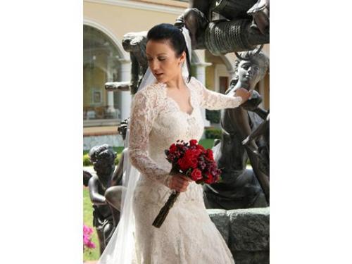 Novia con ramo de rosas