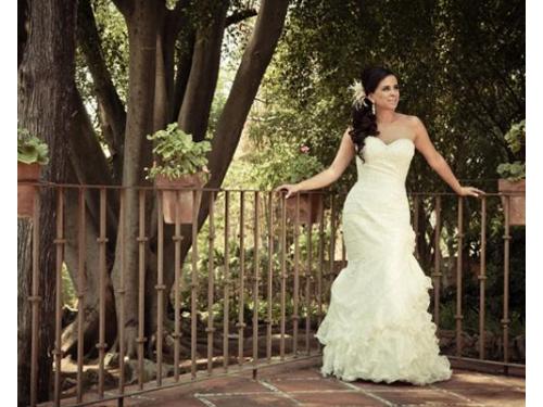Novia y de fondo un árbol