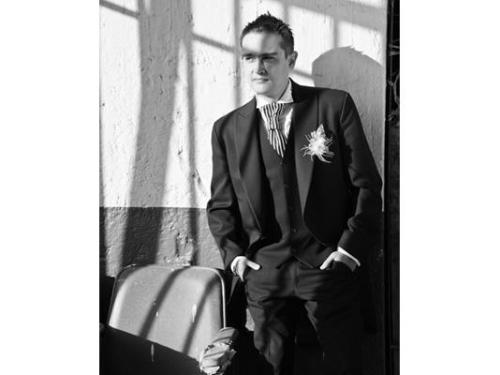 Novio con las manos en los bolsillos