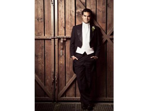 Novio recargado en una puerta