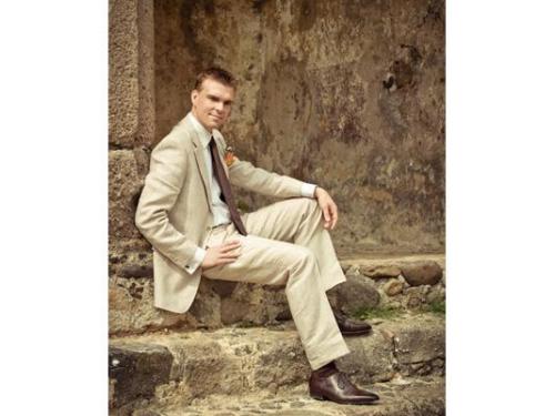 Novio posando sentado