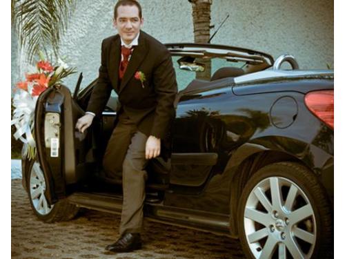 Novio bajando del automóvil