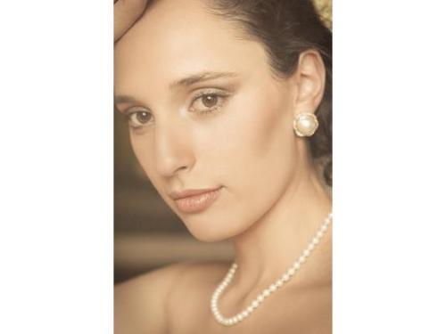 Novia con ramo de rosas