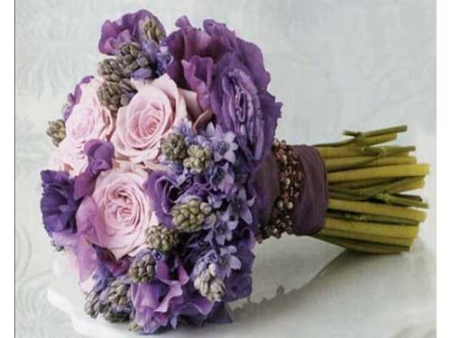 Rosas rosas y detalles morados