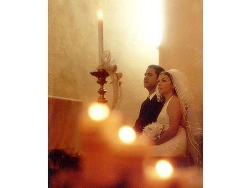 Novios en el altar