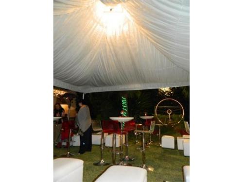 Montaje en jardín con carpa