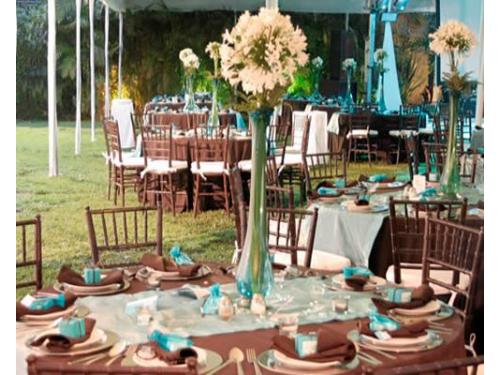 Decoramos tus mesas acorde al jardín
