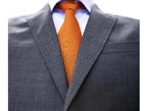 Tono anaranjado para corbata de novio