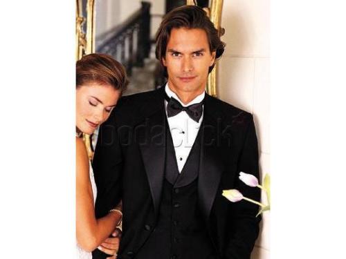 Novio con traje formal y corbata en moño