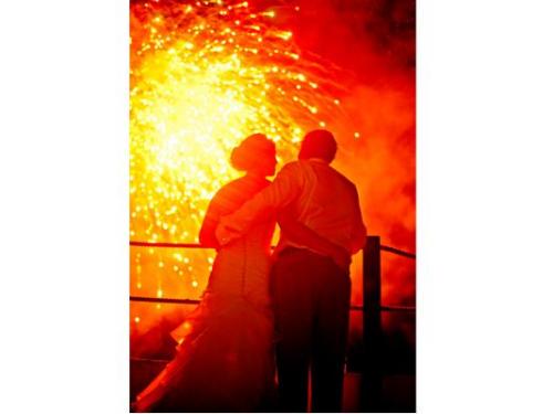 Novios disfrutando de los juegos pirotécnicos