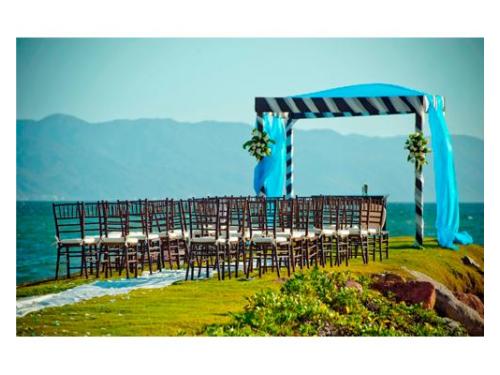 Gazebo con tela azul a la orilla del mar