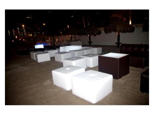 Montaje de sala lounge lista para el evento