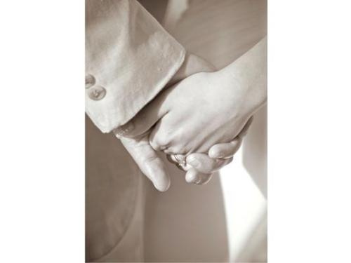 Los novios tomados de las manos