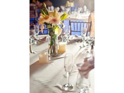 Montaje de la mesa con mantelería, cristalería y centro de mesa