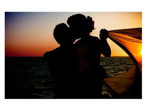 Beso de los novios a contra luz