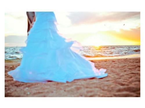Detalle del vestido de la novia en la arena