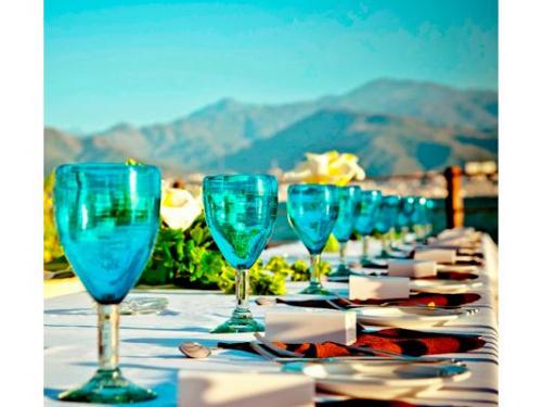 Montaje de mesa larga para los invitados