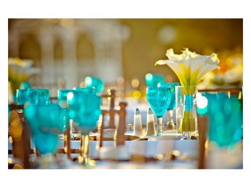 Vasos de cristal azul para las mesas