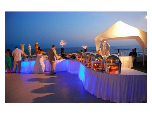 Montaje de mesas para el buffet