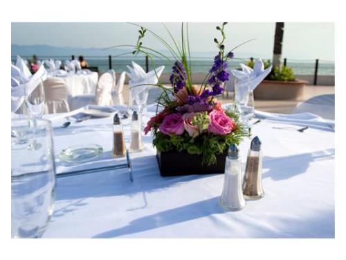 Centro de mesa con mantelería blanca