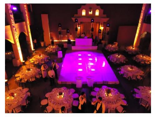 Pista de baile iluminada para tu boda en la noche