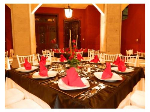 Montaje de mesa con servilleta roja