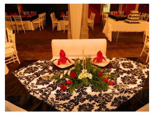 Estupenda decoración de la mesa de novios